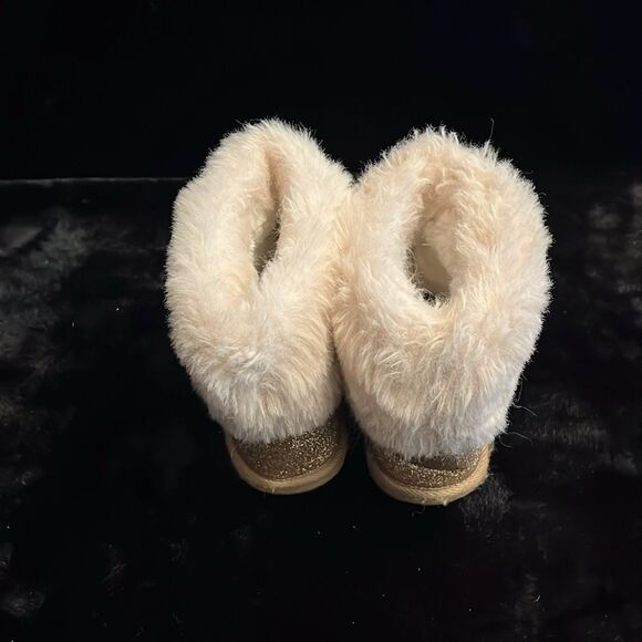 The Children’s Place Gold Glitter Chalet Boots - Picture 4 of 8
